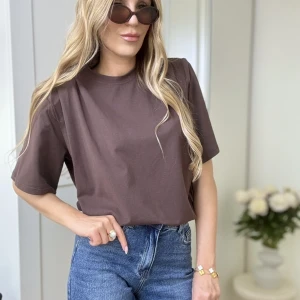 T-shirt Elan z poduszkami czekolada